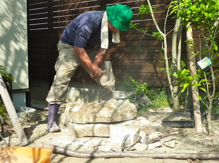 自然石やレンガ、門柱