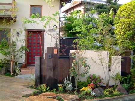 花壇、自然石、マンションの中庭