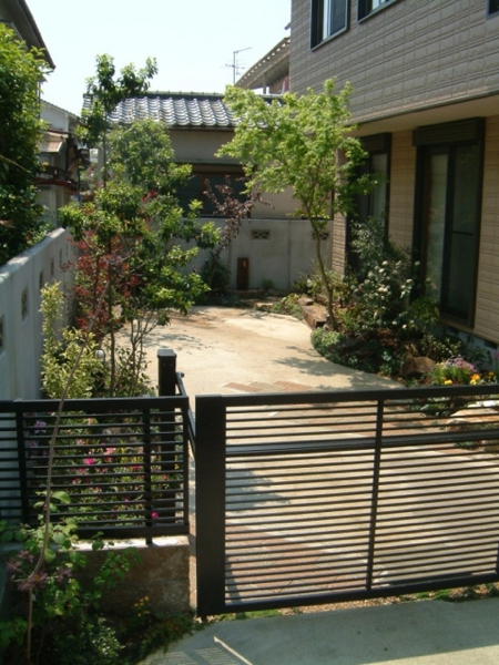 玄関前を工夫した自然風庭園